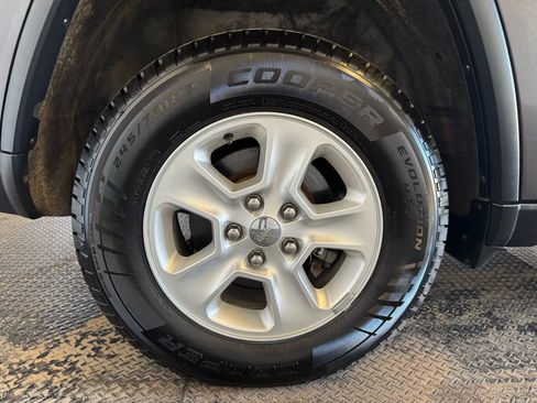 Used 2017 Jeep Grand Cherokee Laredo w/ Quick Order Package 23E AWD/4WD image 33