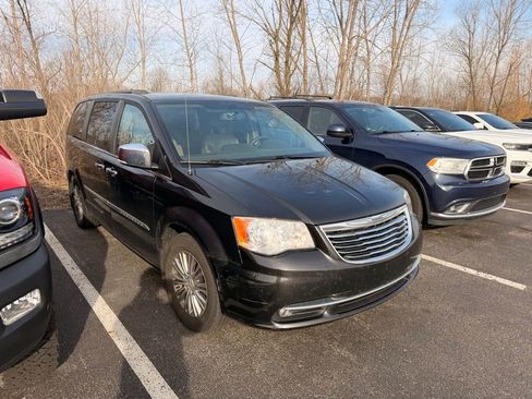 Used 2014 Chrysler Town & Country Touring-L w/ Driver Convenience Group image 3
