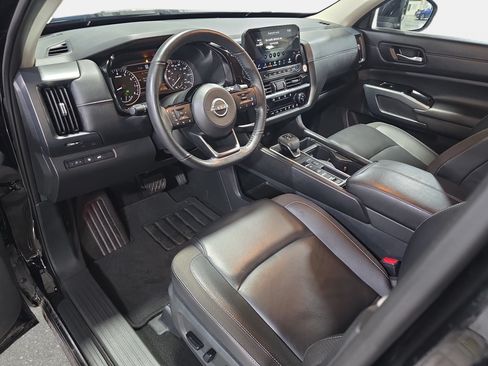 Used 2025 Nissan Pathfinder SL FWD image 16