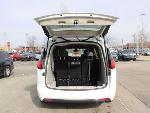 Used 2019 Chrysler Pacifica Touring-L image 9