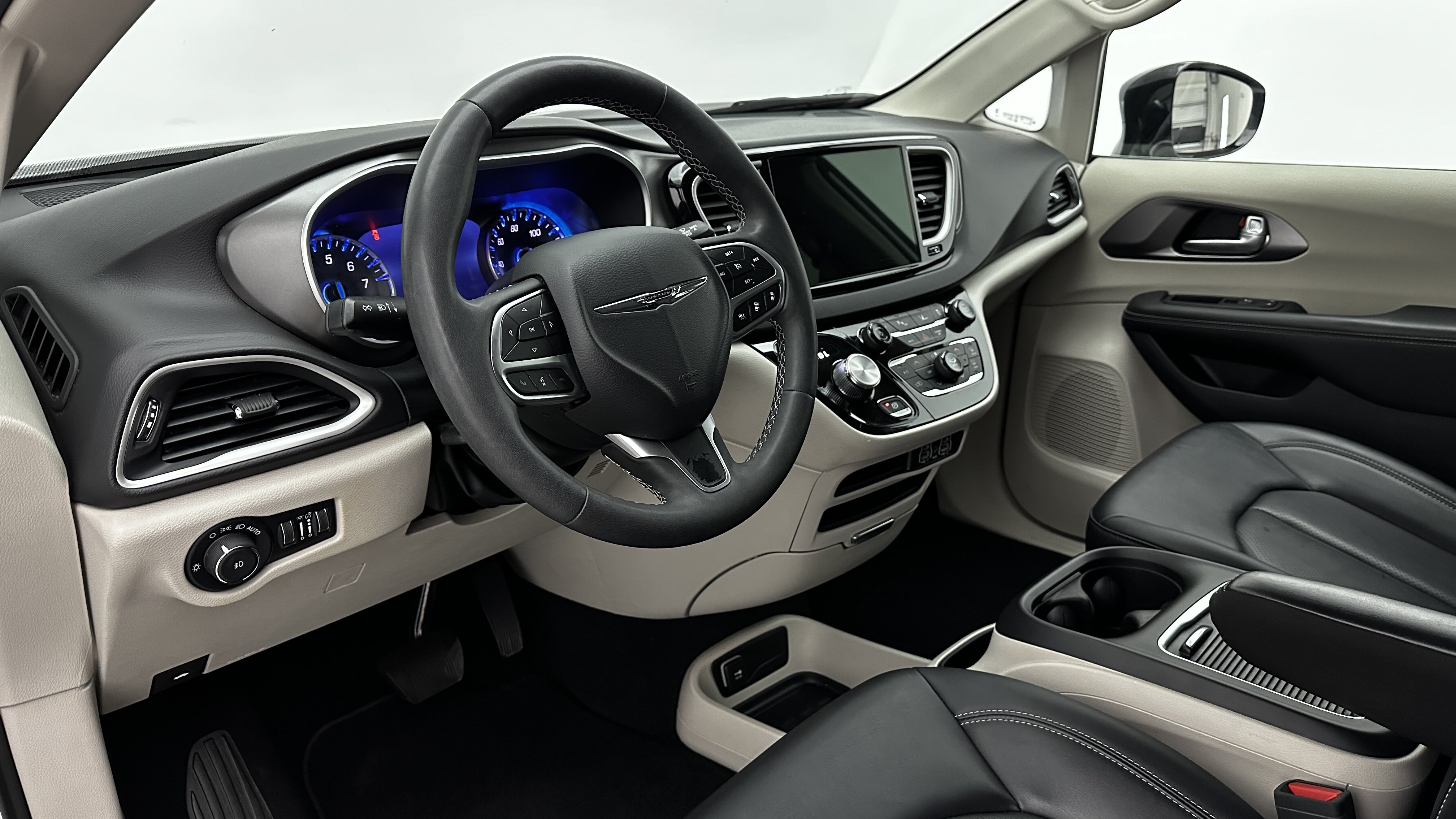 Used 2024 Chrysler Pacifica Touring-L FWD image 8