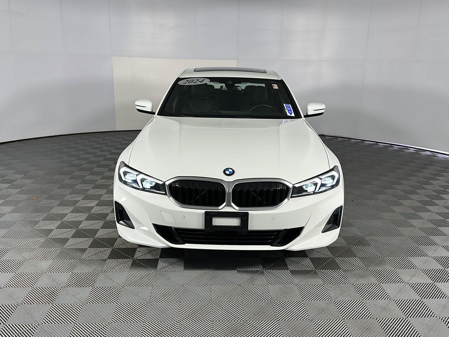 Used 2024 BMW 330i xDrive Sedan w/ Convenience Package AWD/4WD image 4