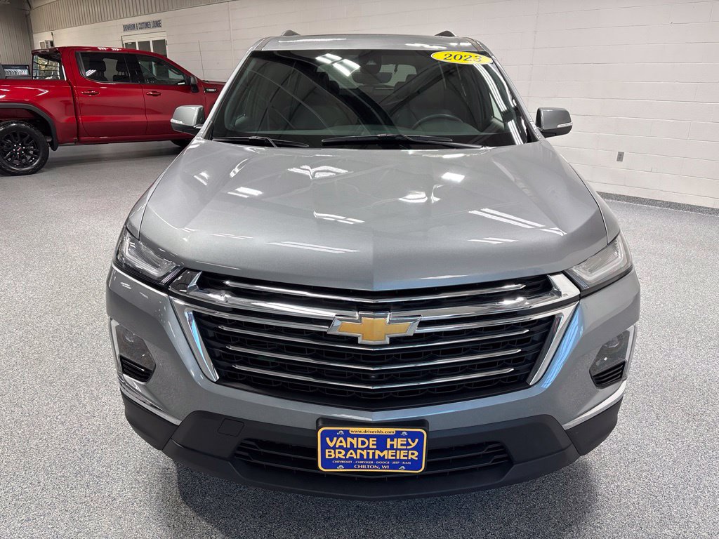 Used 2023 Chevrolet Traverse LT w/ LT Premium Package AWD/4WD image 2