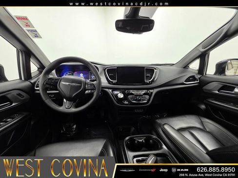 Used 2024 Chrysler Pacifica Limited FWD image 17