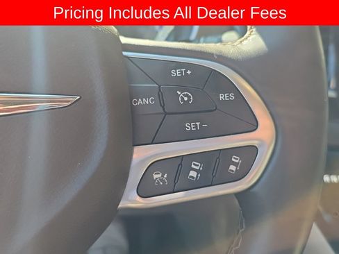 Used 2017 Chrysler Pacifica Touring-L Plus w/ Advanced Safetytec Group FWD image 11