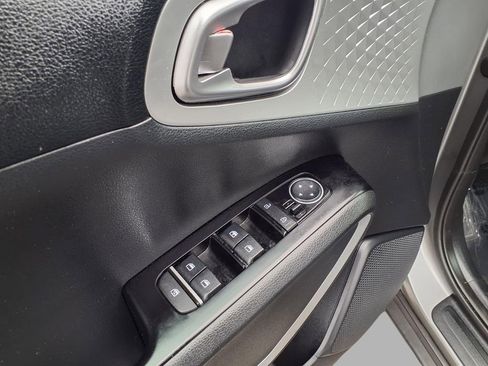 Used 2025 Kia Soul LX w/ LX Technology Package image 17