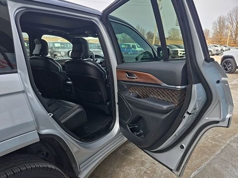 Used 2025 Jeep Grand Cherokee Summit AWD/4WD image 82