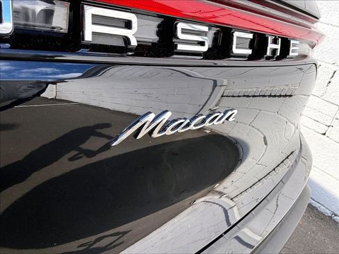 Certified 2025 Porsche Macan AWD/4WD image 33