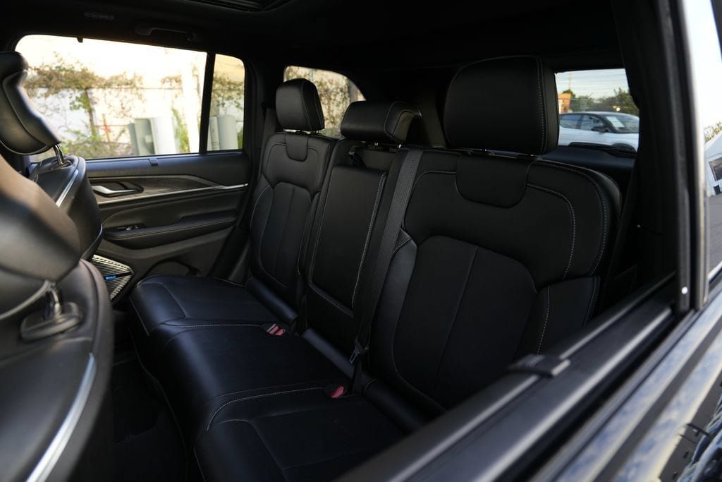 Used 2023 Jeep Grand Cherokee Overland w/ Advanced Protech Group III AWD/4WD image 19