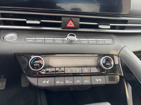 Used 2025 Hyundai Elantra Limited image 16