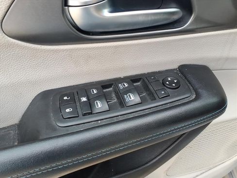 Used 2021 Chrysler Pacifica Touring image 10