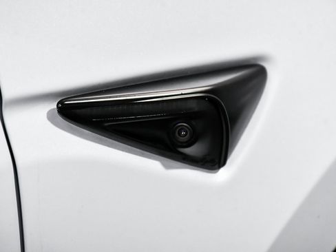 Used 2022 Tesla Model Y Long Range image 19