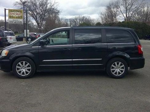 Used 2013 Chrysler Town & Country Touring image 12