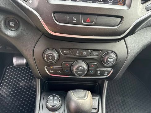 Used 2019 Jeep Cherokee Trailhawk w/ Cold Weather Group AWD/4WD image 24