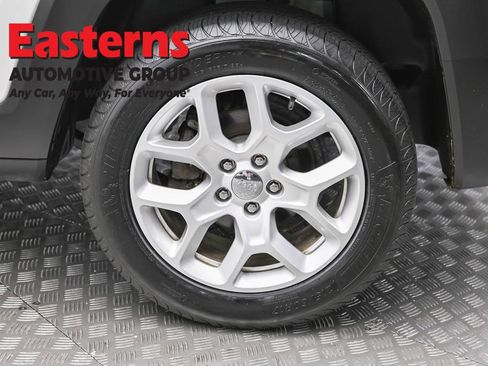 Used 2017 Jeep Renegade Latitude w/ Cold Weather Group AWD/4WD image 8