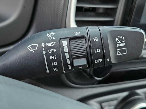 Used 2025 Hyundai Venue SEL FWD image 25