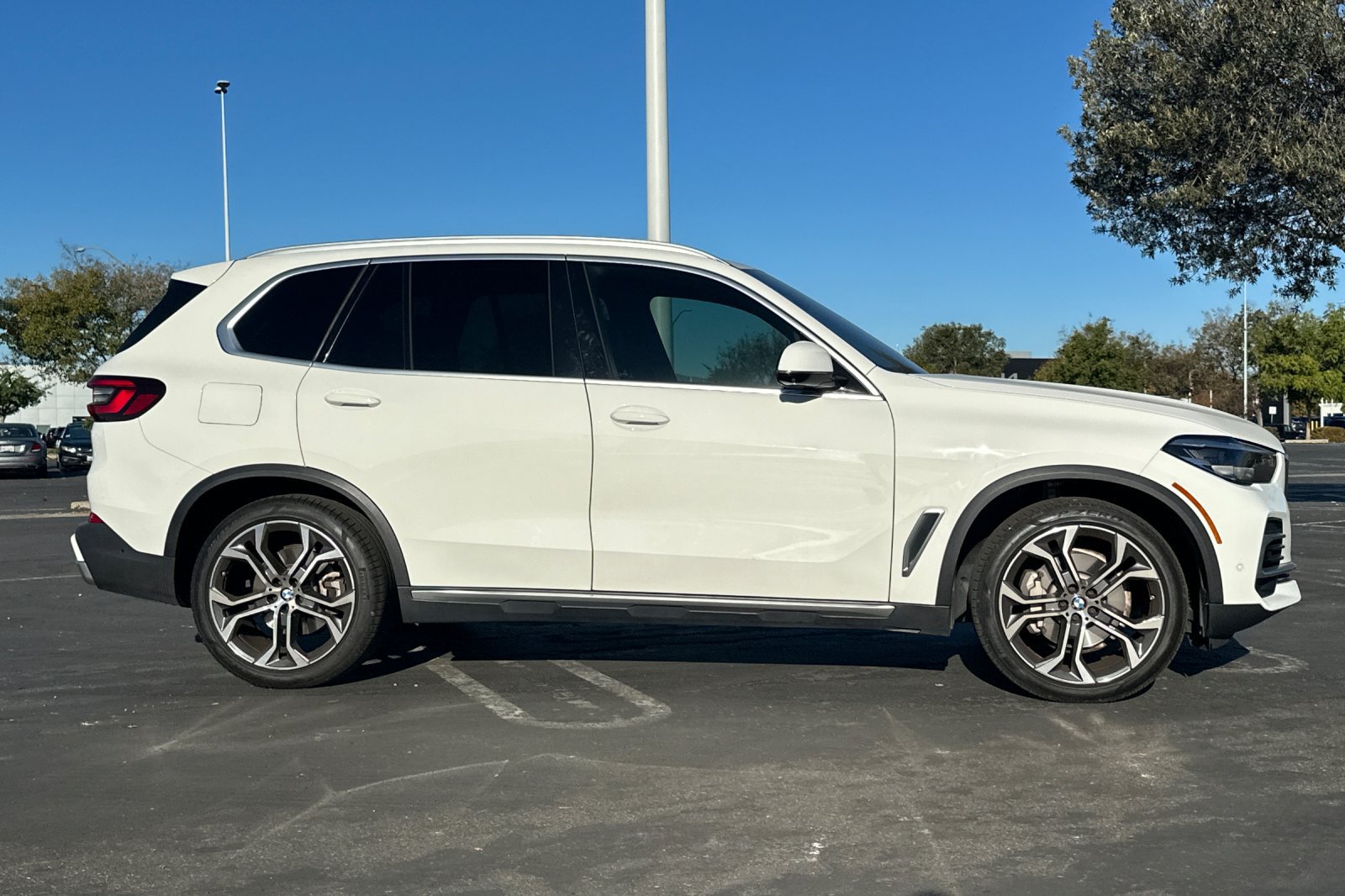 Used 2023 BMW X5 xDrive40i w/ Premium Package AWD/4WD image 3