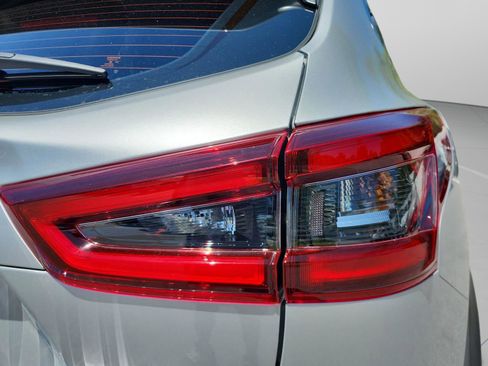 Used 2022 Nissan Rogue Sport SV w/ Technology Package FWD image 30