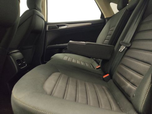 Used 2019 Ford Fusion SE FWD image 18