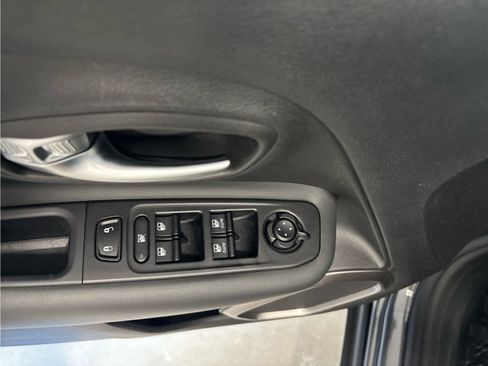 Used 2022 Jeep Renegade Latitude w/ Convenience Group AWD/4WD image 21