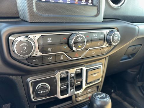 Used 2018 Jeep Wrangler Unlimited Sahara image 22