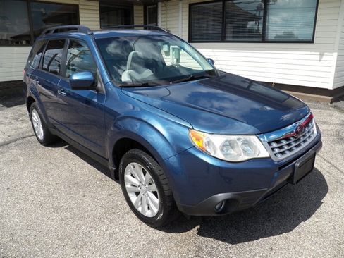 Used 2013 Subaru Forester 2.5X Premium w/ All-Weather Plus Pkg AWD/4WD image 4