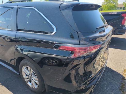 Used 2023 Toyota Sienna XSE w/ XSE Plus Package AWD/4WD image 8