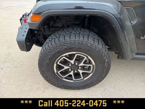 Used 2025 Jeep Gladiator Rubicon AWD/4WD image 21
