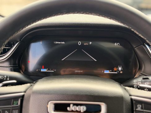 Used 2023 Jeep Grand Cherokee L Laredo image 16