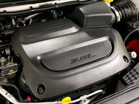 Used 2025 Chrysler Pacifica Limited FWD image 32