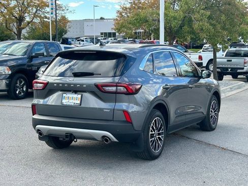 Used 2023 Ford Escape SE w/ Class II Trailer Tow Package image 3