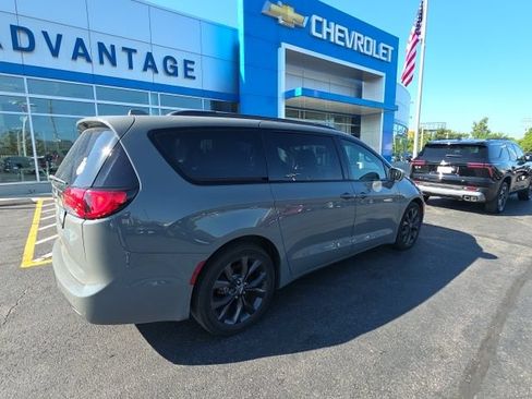 Used 2020 Chrysler Pacifica Touring-L w/ S Appearance Package FWD image 4