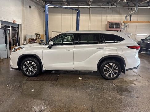 Used 2022 Toyota Highlander XLE image 3
