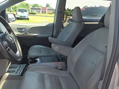 Used 2017 Toyota Sienna XLE w/ XLE Navigation Package FWD image 10
