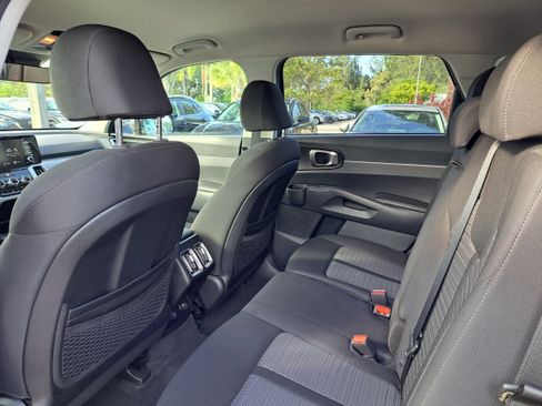 Used 2023 Kia Sorento LX image 6