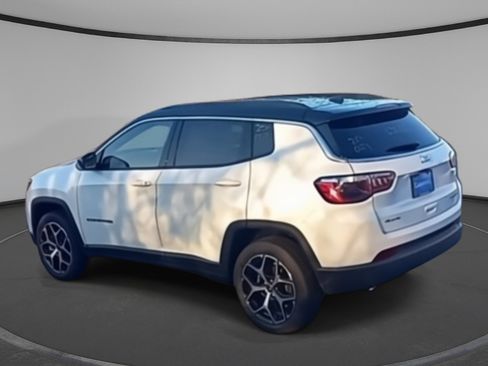 Used 2025 Jeep Compass Limited image 6