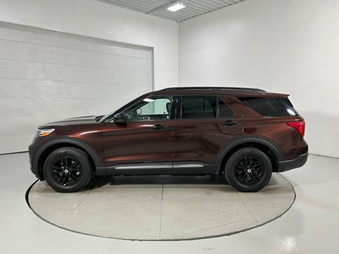 Used 2020 Ford Explorer XLT w/ Equipment Group 202A AWD/4WD image 19