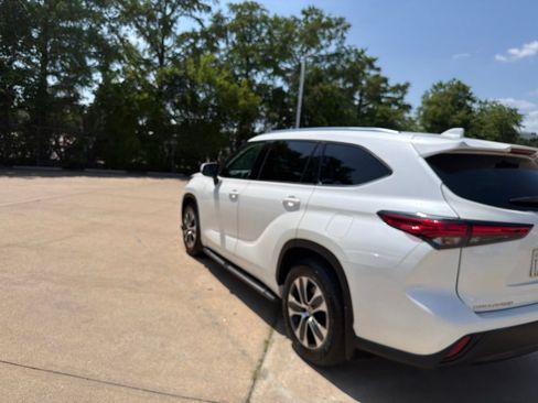 Used 2021 Toyota Highlander XLE FWD image 6
