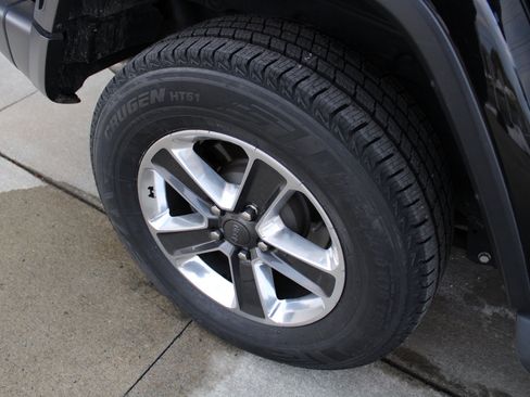 Used 2018 Jeep Wrangler Unlimited Sahara image 17