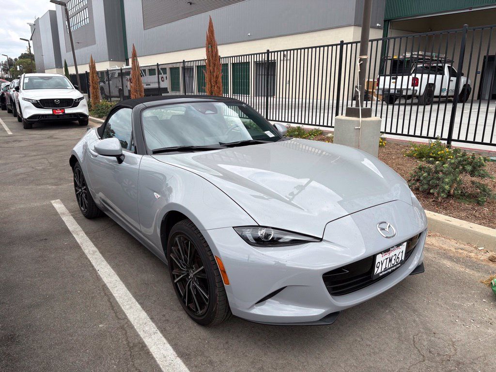 Used 2025 MAZDA MX-5 Miata Grand Touring w/ Weather Package RWD image 4