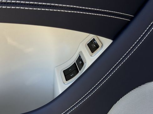 Used 2024 Bentley Bentayga image 27