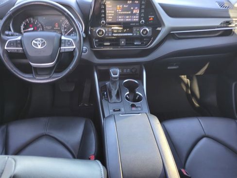 Used 2022 Toyota Highlander XLE image 18