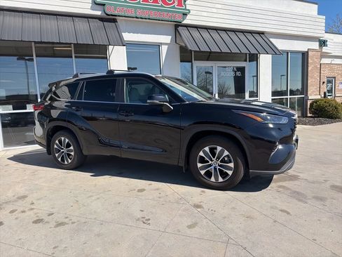Used 2023 Toyota Highlander XLE image 4
