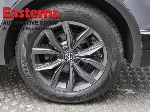 Used 2022 Volkswagen Tiguan SE w/ Panoramic Sunroof Package image 8