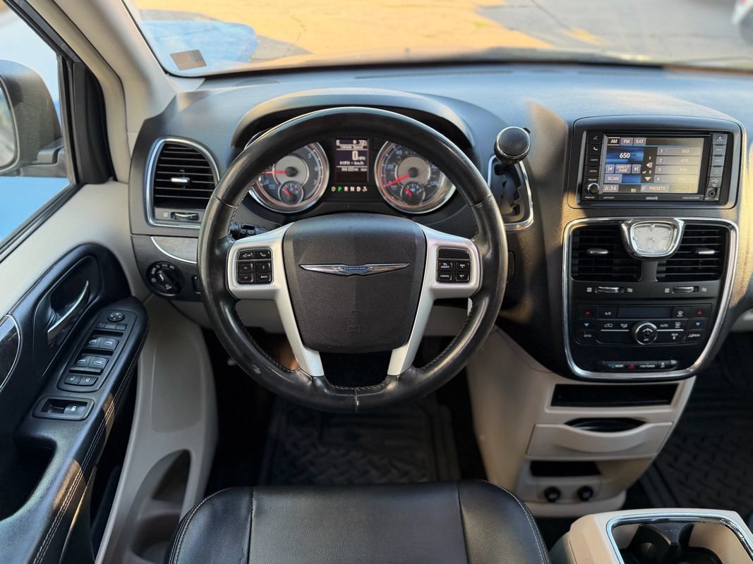 Used 2014 Chrysler Town & Country Touring FWD image 15