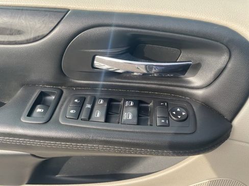 Used 2018 Dodge Grand Caravan SE image 18