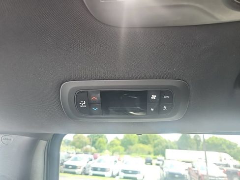 Used 2025 Chrysler Pacifica Select FWD image 14