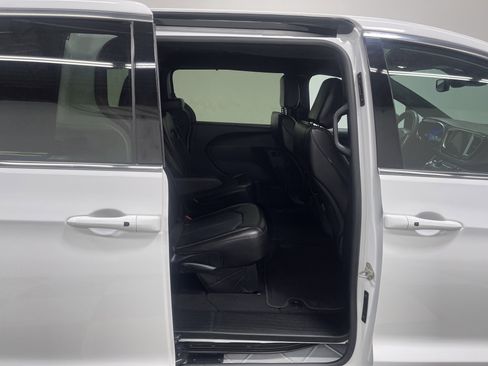 Used 2025 Chrysler Pacifica Select image 18