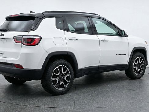 Used 2025 Jeep Compass Trailhawk image 7