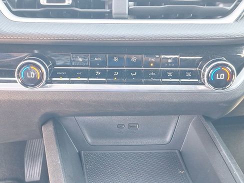 Used 2025 Chevrolet Equinox LT w/ Convenience Package II image 32